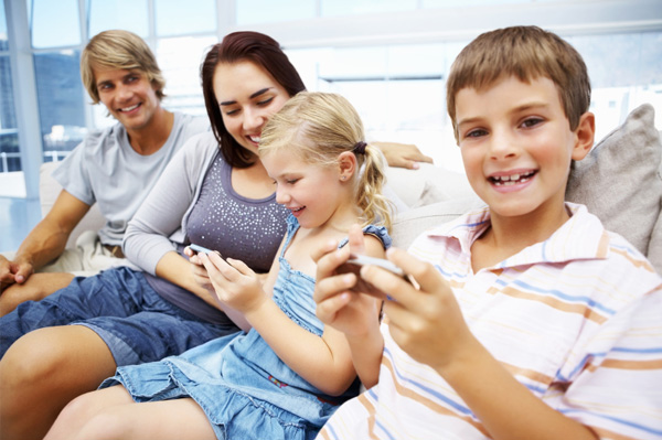 Familie auf Elektronik zu Hause