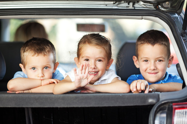 Šťastné děti v zadní části auta
