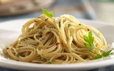 Barilla PLUS Spaghetti Tipis dengan bawang putih, serpihan cabai merah, dan minyak zaitun