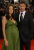 Angelina Jolie beismerte ikrek születését - SheKnows