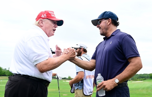  Nekdanji predsednik ZDA Donald Trump in kapitan ekipe Phil Mickelson iz Hy Flyers GC se podnevi rokujeta na vadbišču eden od LIV Golf Invitational - Bedminster v Trump National Golf Club Bedminster 29. julija 2022 v Bedminsterju, New Jersey.
