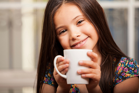 Mała dziewczynka pije kawę | Sheknows.com