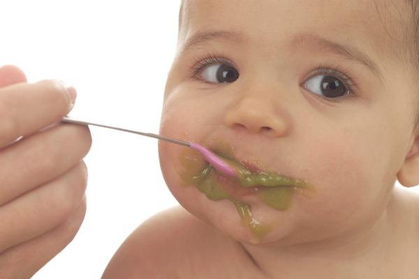 introduciendo al bebé a los alimentos sólidos