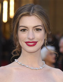 Anne Hathaway alacsony rendetlen zsemle