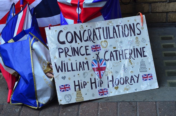 Een bord met koninklijke baby van een fan, achtergelaten buiten het ziekenhuis in Londen.