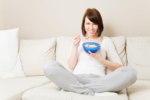 Mulher comendo cereal após o exercício