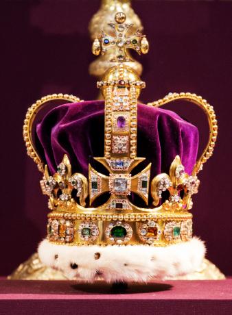  St. Edward's Crown, die Krone, die bei Krönungen für englische und später britische Monarchen verwendet wurde, und eines der ältesten Kronjuwelen Großbritanniens.