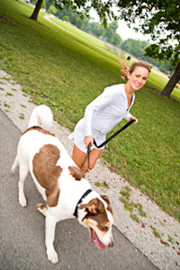 Nainen lenkkeilijä koiran kanssa