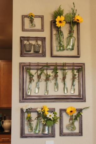 Як переробити старі рамки для фотографій: квіти на стіні
