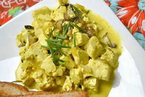 Śniadanie: jajecznica z tofu z grzanką pełnoziarnistą
