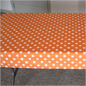orange gepunktete Tischdecke
