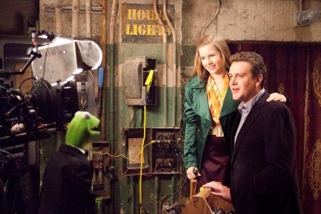 Kermit, Amy Adams og Jason Segel på settet med The Muppets