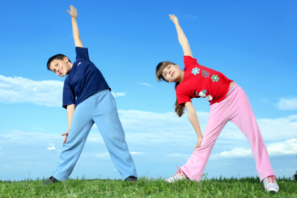 Enfants en classe de gym en plein air