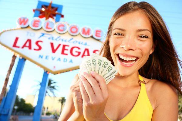 Šťastná žena před znakem Las Vegas