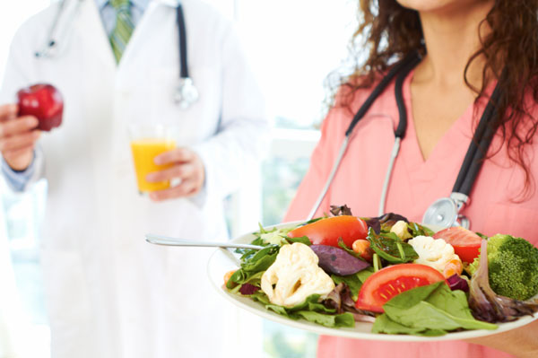 Lékař a sestra se zdravou výživou | Sheknows.ca