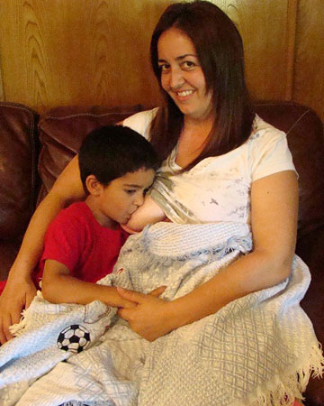 Naomi de la Torre geeft haar zoon borstvoeding