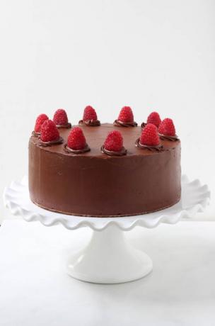 Podwójny tort czekoladowy z nadzieniem malinowo-maślanym