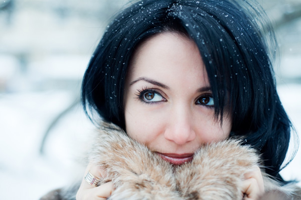Ženska v snegu z zimsko kožo