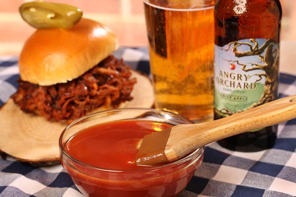 Ricetta della salsa barbecue con mele croccanti Angry Orchard