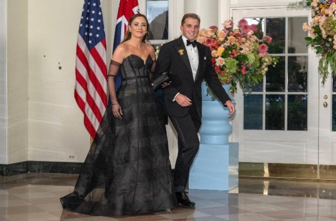 Mevrouw Naomi Biden en de heer Peter Neal arriveren voor het staatsdiner ter ere van premier Anthony Albanese Australië en Jodie Haydon in de Boekverkopersruimte van het Witte Huis in Washington, DC op woensdag 25 oktober 2023.
