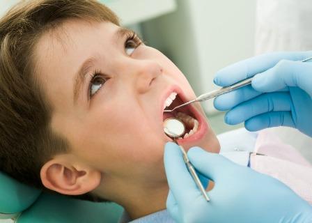Chłopiec u dentysty