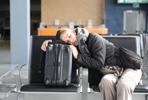 Втомлена жінка в аеропорту