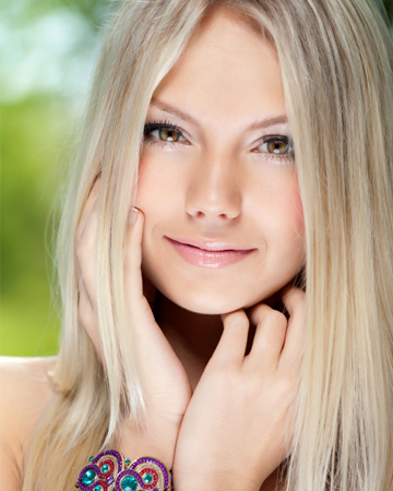 Mujer con maquillaje de verano