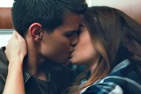 Тейлър Лотнър и Лили Колинс се целуват в „Отвличане“