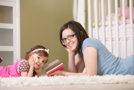 Livre de lecture de maman à tout-petit