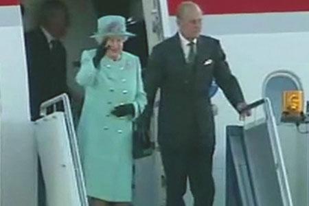 Queen Elizabeth und Prinz Philip landen in Australien