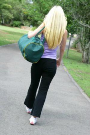Žena, ktorá nosí svoju tašku do telocvične