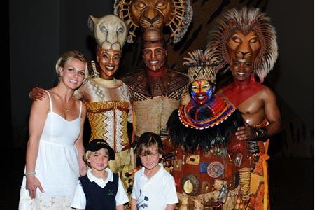 Britney Spears, Sean Preston y Jayden James ven El Rey León en Las Vegas