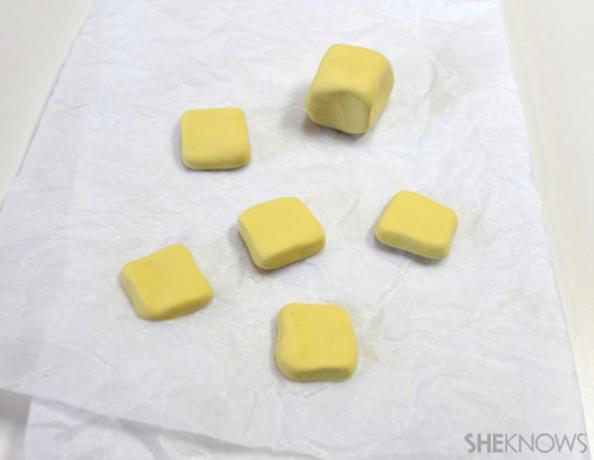 Nehmen Sie das gelbe Crayola Model Magic aus der Verpackung. Formen und in kleine Quadrate von " Butter" schneiden. 