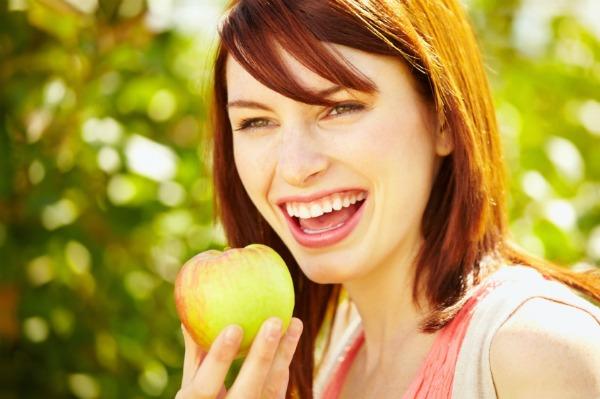 naine suupisteid õunaga
