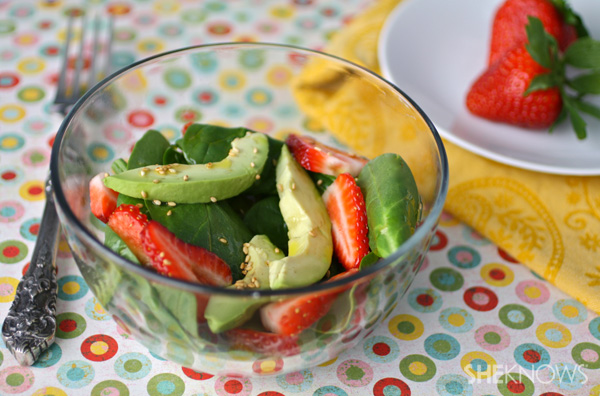 Spinatsalat mit Avocados und Erdbeeren | Sheknows.com