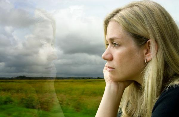 Kobieta zastanawiająca się nad swoją stratą