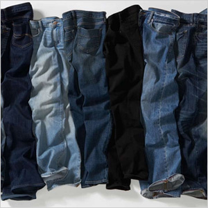 Alte dunkelblaue Jeans