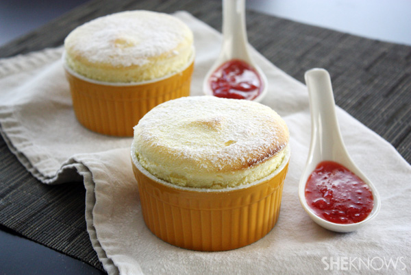 Soufflé al limone in coppe al limone