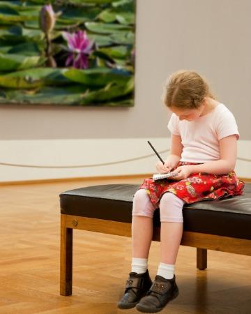 Dívka v muzeu umění