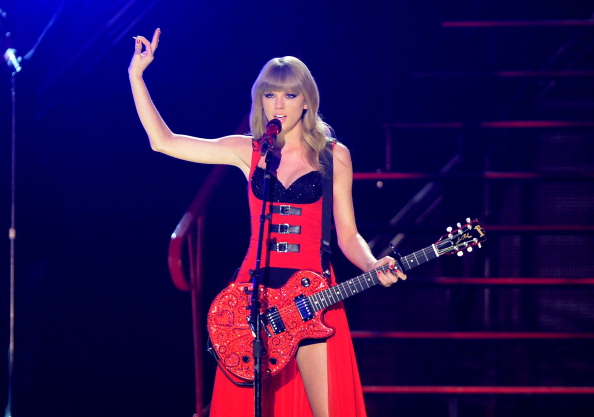 Taylor Swift tritt bei den CMT Music Awards 2013 auf