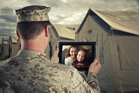Військова сім'я розмовляє по веб -камері