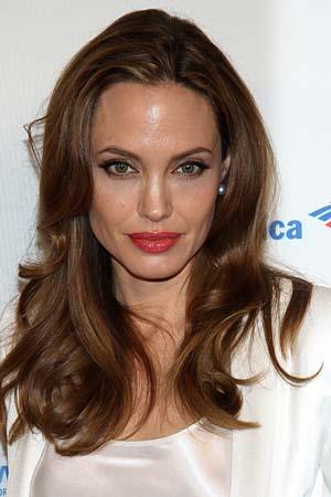 Angelina Jolie draagt ​​verlovingsring
