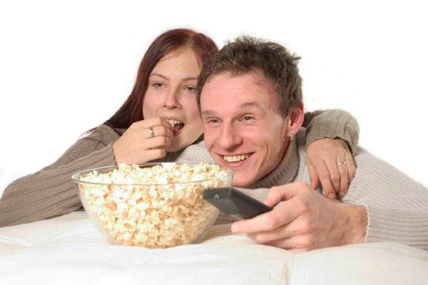 Paar film kijken en popcorn eten | Sheknows.ca