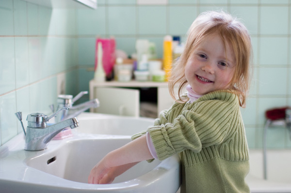 Малко момиче мие ръце