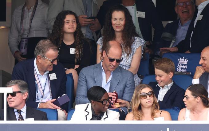 LONDON, ANGLIA – JÚLIUS 01.: Vilmos herceg, walesi herceg és György walesi herceg egy hamuurna másolatát tart, miközben Richard Thompson mellett ül, Az EKB elnöke az LV Insurance Ashes 2. tesztmérkőzés negyedik napján Anglia és Ausztrália között a Lord's Cricket Groundon 2023. július 1-jén Londonban, Anglia. a Lord's Cricket Groundon 2023. július 1-én Londonban, Angliában. (Fotó: Ryan PierseGetty Images)