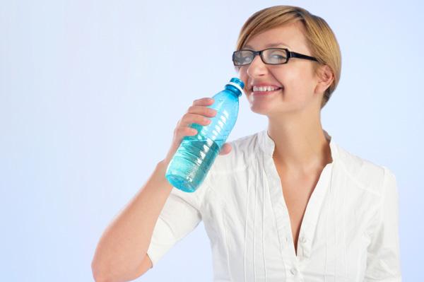 Frau trinkt aus Wasserflasche