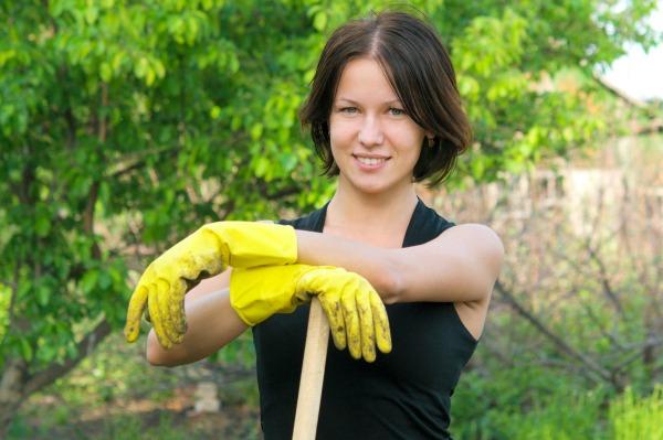 Женщина, работающая в саду