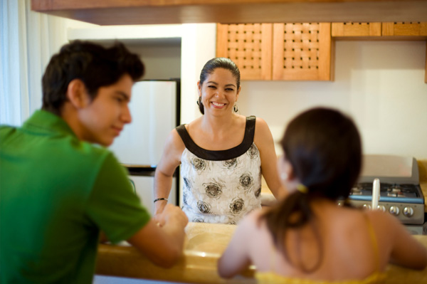 Mãe conversando com crianças depois da escola