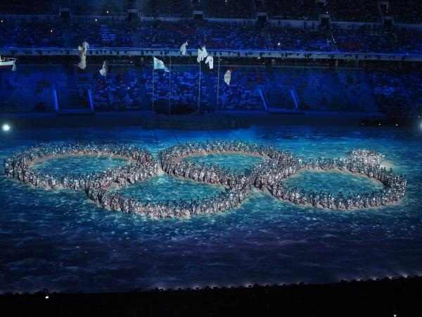 Les officiels russes se moquent d'eux-mêmes lors de la cérémonie de clôture des Jeux olympiques d'hiver de Sotchi