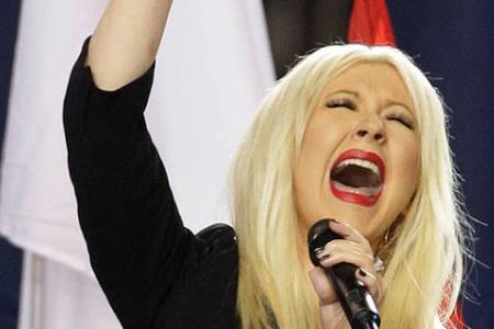 Christina Aguilera fremfører nasjonalsangen